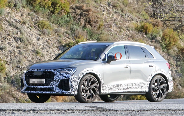 Audi RS Q3: foto spia del SUV tedesco da 400 CV