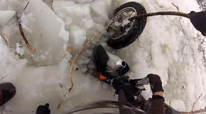 Finisce nell'acqua gelida con la moto [Video]