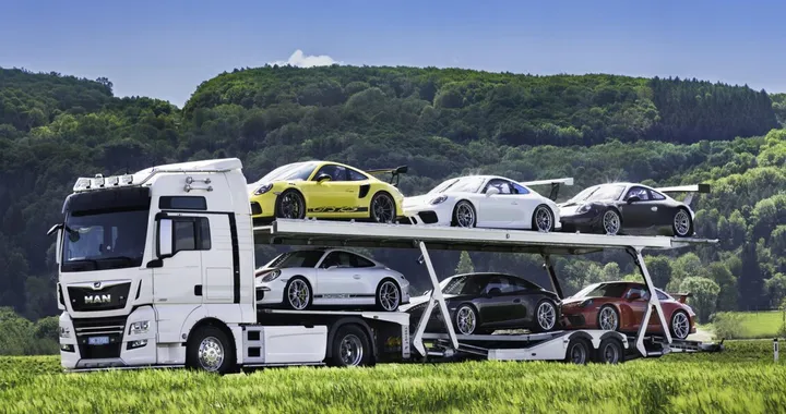 Sei Porsche 911 GT da collezione vanno all'asta, compresa la bisarca che le trasporta