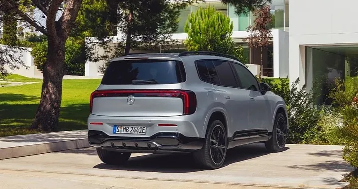 Mercedes GLB, sostituisce due modelli con due motori diversi