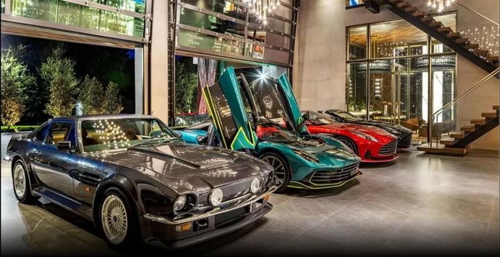 In vendita un'esclusiva villa da 85 milioni, comprese nel prezzo anche 4 Aston Martin