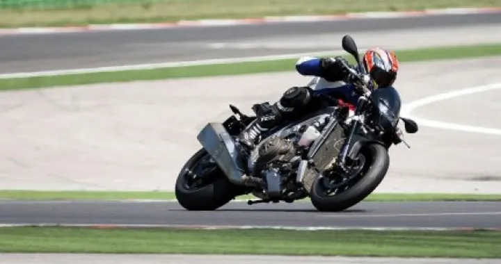 Aprilia RSV4 naked (Tuono?) in pista a Misano