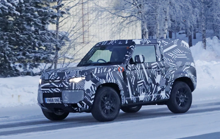 Nuova Land Rover Defender 90: foto spia della versione a passo corto