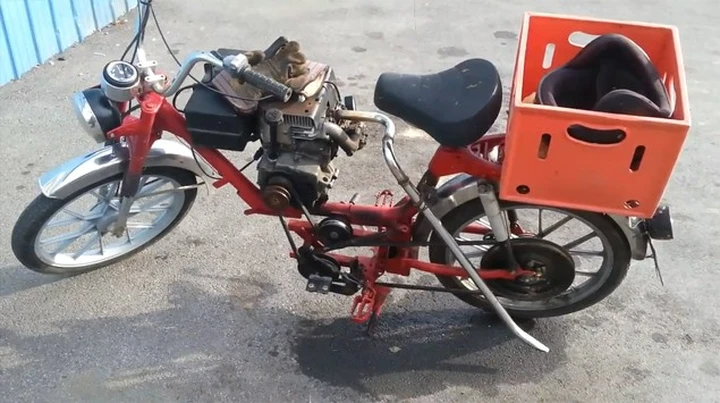 Ciclomotore con motore di uno spazzaneve [Video]