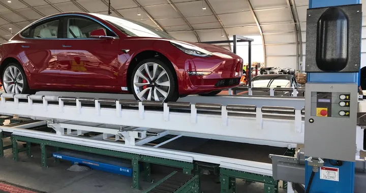 Tesla produce 5.000 Model 3 a settimana: obbiettivo raggiunto