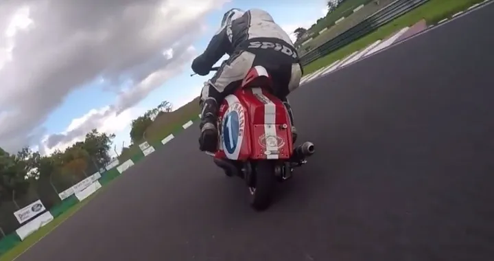 Lambretta Vs Superbike in pista [Video]