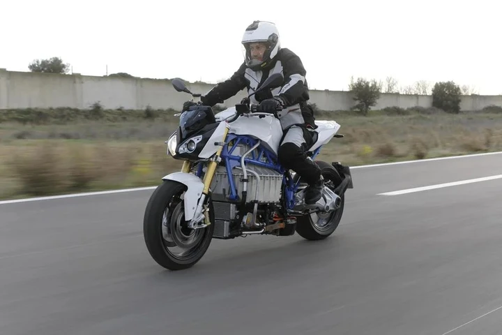 BMW brevetta un telaio monoscocca per una moto elettrica