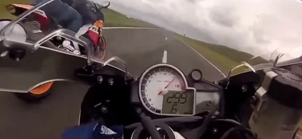 BMW S1000RR vs Honda CBR1000RR Repsol Replica [video]