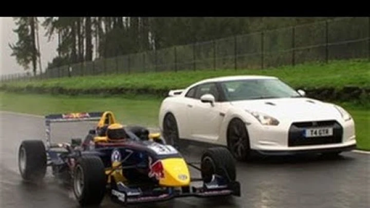 Nissan GT-R: sfida in pista contro una Formula 3