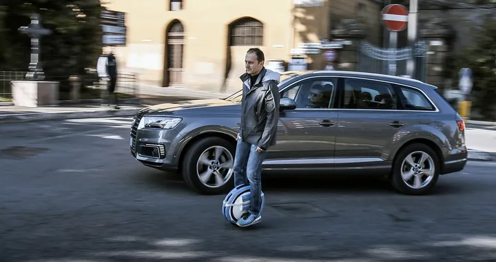 Audi Q7 e-tron 3.0 TDI quattro Vs Ninebot One E+: mobilità elettrica