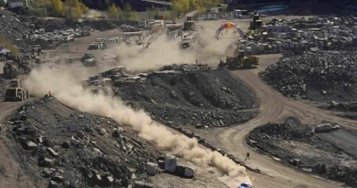 Red Bull Motorclash, Carlos Sainz batte Stefan Everts nelle Cave di Hainaut