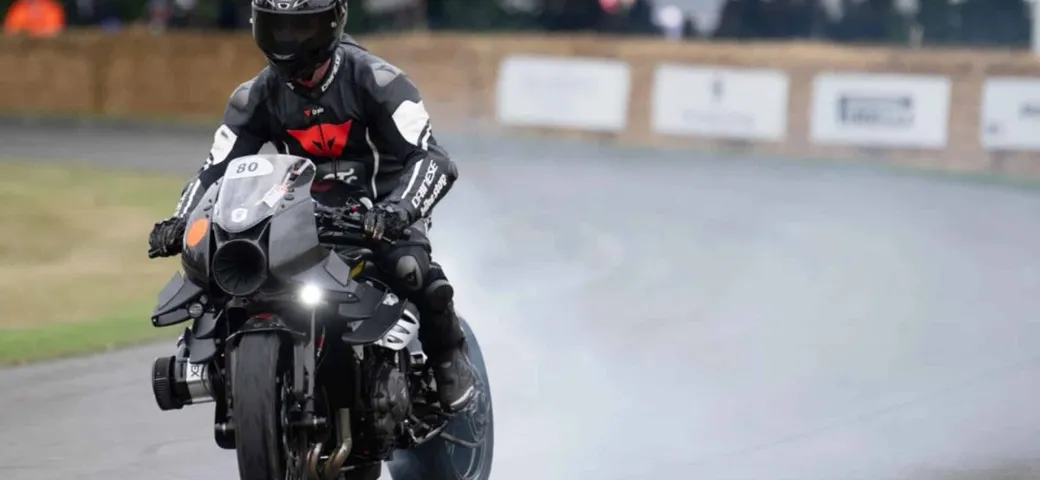 Triumph Speed Triple 1200 RR: la moto da strada più estrema di sempre con 400 CV