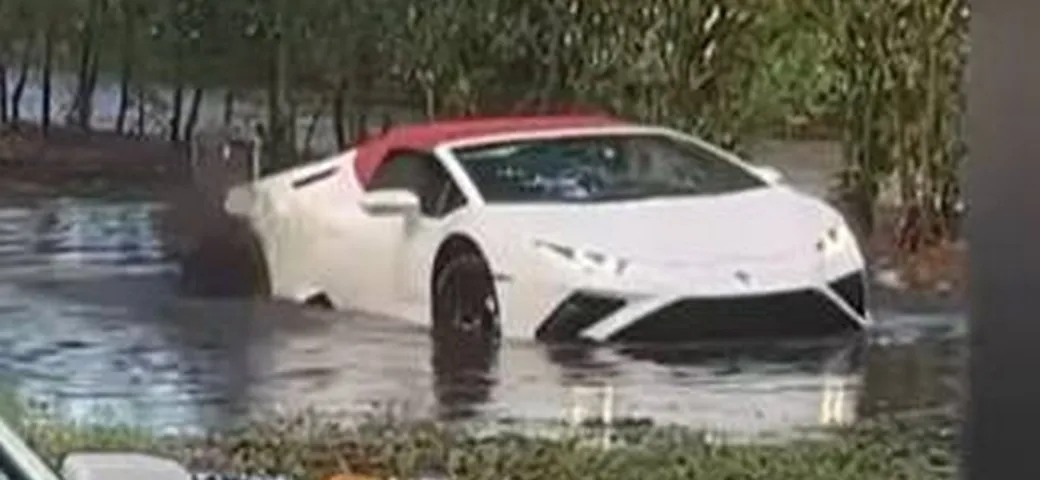 Una Lamborghini Huracán EVO Spyder sfida le acque | Video