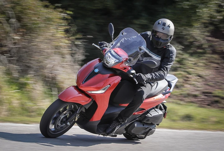 Piaggio Beverly 300 e 400 2021: la prova su strada (VIDEO)