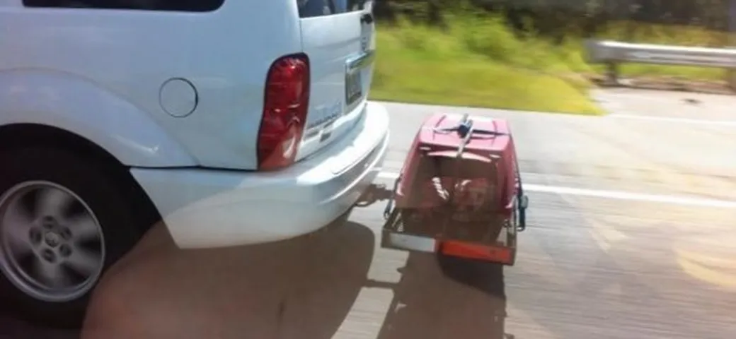 Usa: fermato in autostrada mentre trasporta un cane su un carrellino.