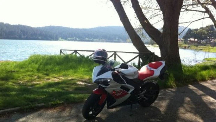 Foto del giorno: Yamaha R1 al Lago Arvo