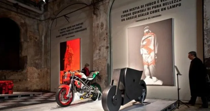 La CR&S Duu posa come modella per lo scultore Umberto Cavenago