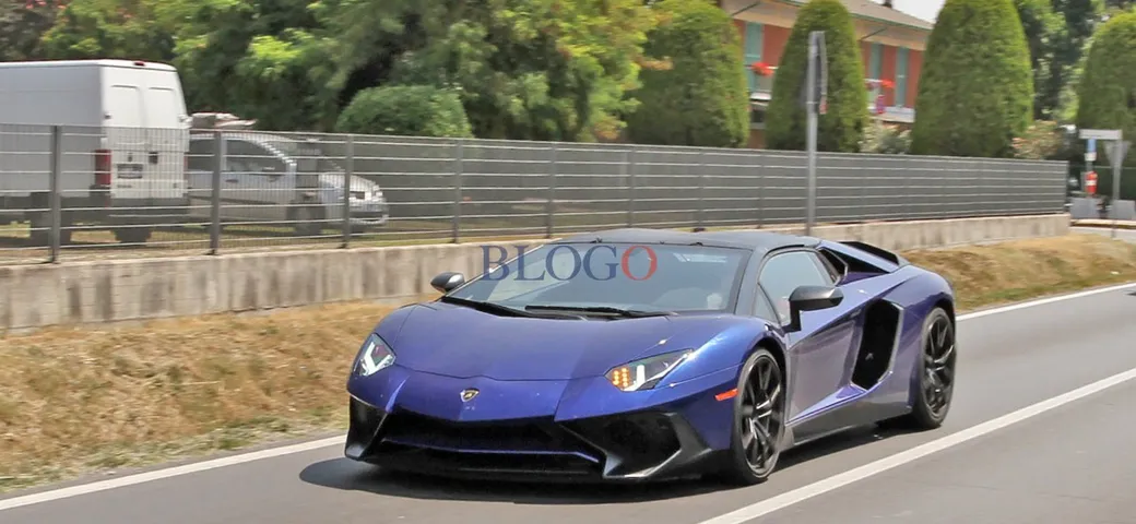 Lamborghini Aventador SV Roadster: foto spia