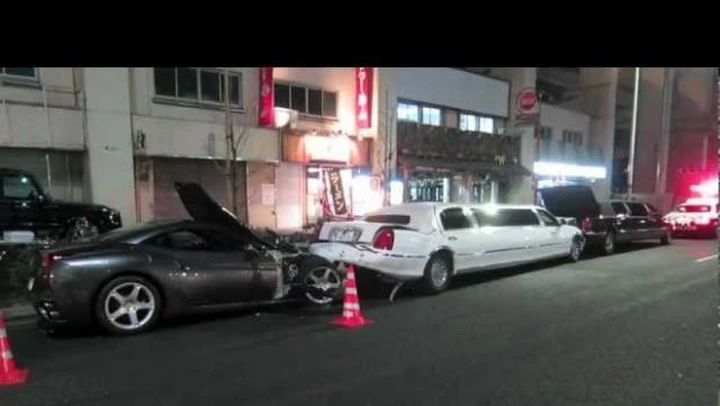Video incidente: Ferrari California e due limousine parcheggiate