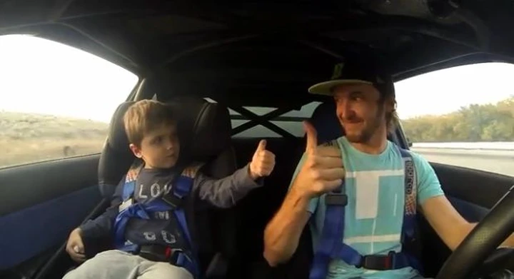 Il bambino sull’auto in drift, un anno dopo