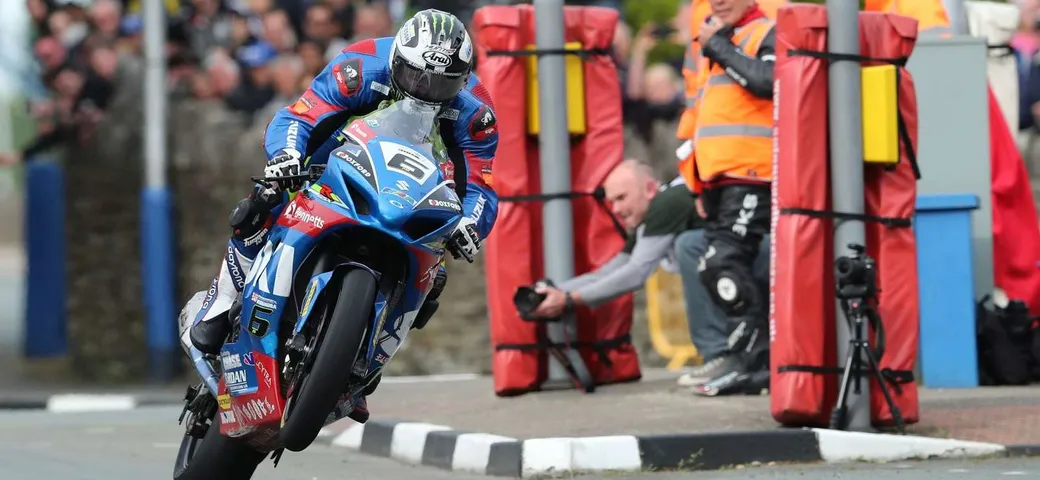 La Suzuki GSX-R1000 di Dunlop vince il Senior TT [Video]