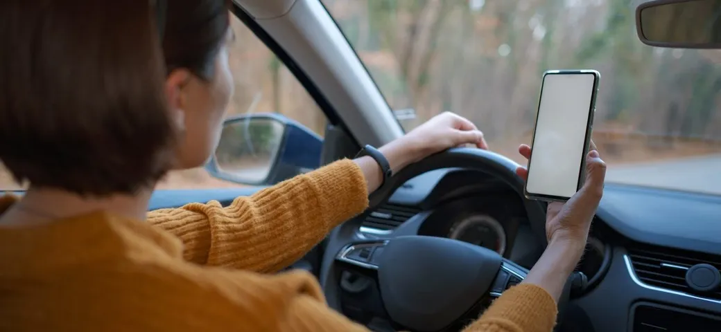 Smartphone alla guida, niente sconti: fioccano multe a ripetizione