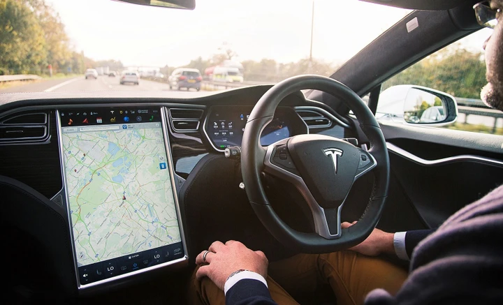 Tesla, dagli USA critiche sull'ultimo aggiornamento dell'Autopilot