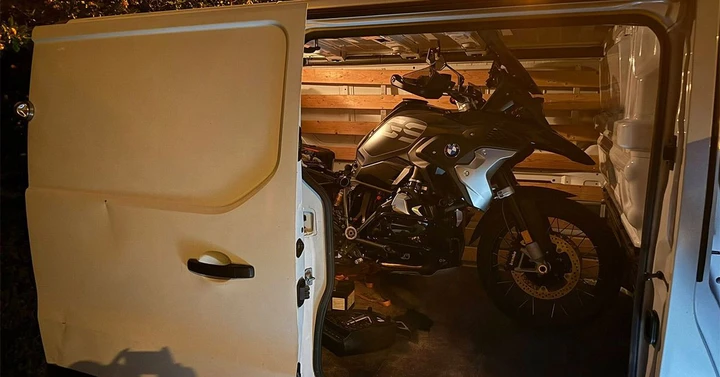 Gli rubano la BMW R 1250 GS a Grenoble, ma il localizzatore salva la moto