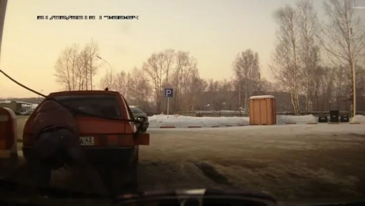 La pistola non arriva al bocchettone? L'Epic Win è di chi... solleva l'auto!
