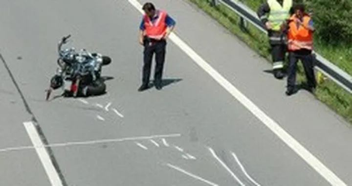 Urtano un cartello, muoiono contro le barriere