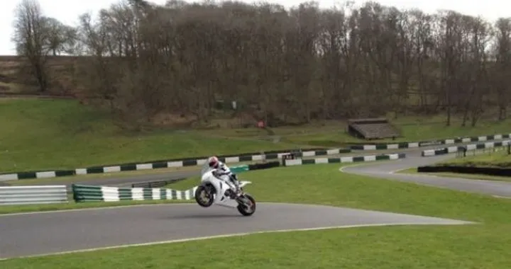 Luca Scassa prende confidenza con Cadwell Park