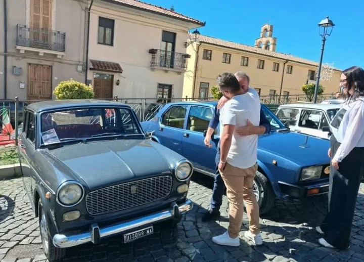 Vede una Fiat 1100 D al raduno e si commuove: non sa ancora che è la sua