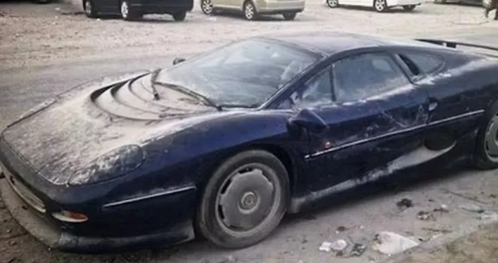Ritrovata una Jaguar XJ220 abbandonata nel deserto: ha solo 900 km