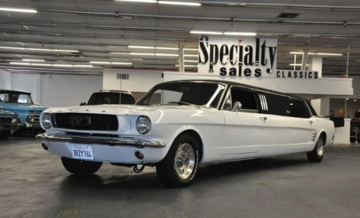 Volete una limousine? C'è la Ford Mustang del '66! E' in vendita per 50.000 dollari