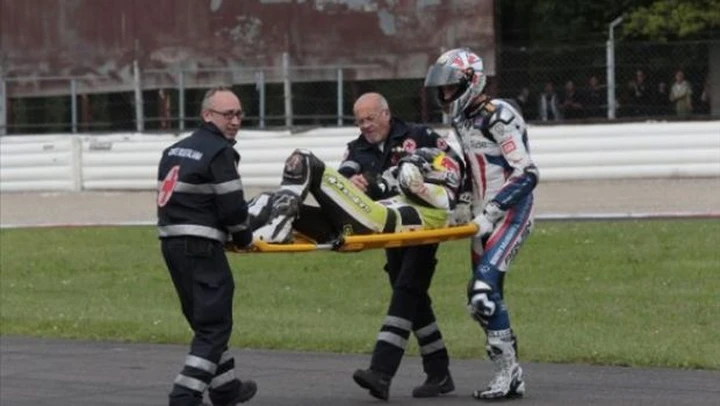 Foto del giorno: Ruben Xaus aiuta Jonathan Rea