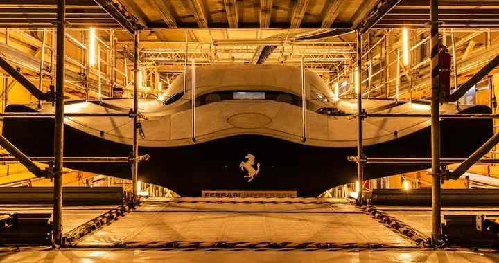Ferrari Hypersail, svelata la barca a vela volante da 100 km/h: varo a marzo 2027