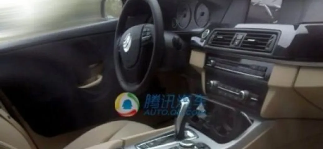 Bmw Serie 5 F10: foto spia degli interni