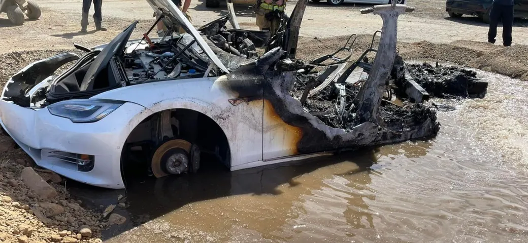 Incendi delle auto elettriche: sono più difficili da domare