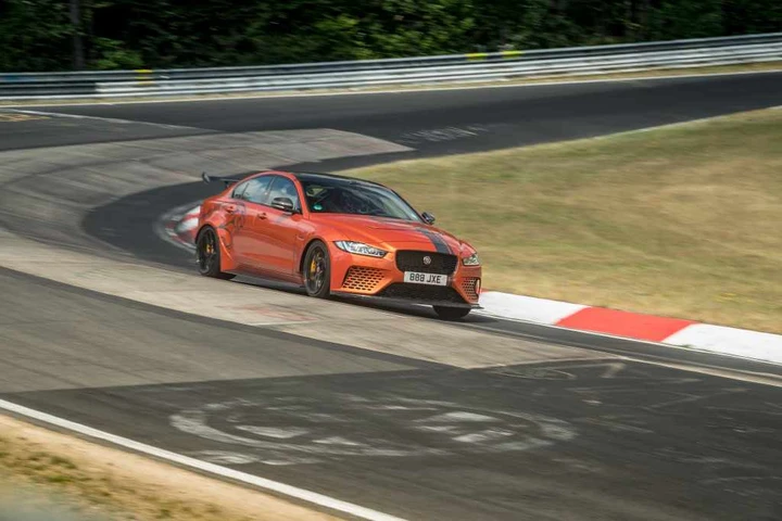 Jaguar XE SV Project 8: nuovo record al Nurburgring [Video]
