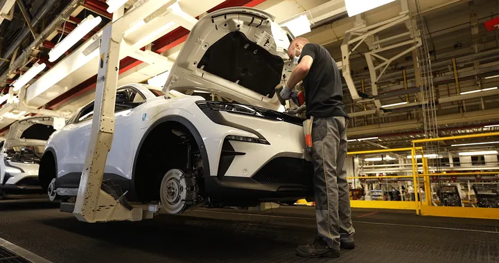 Renault sospende gli ordini per i modelli elettrici e ibridi plug-in