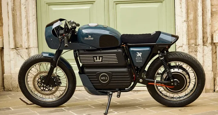 Anni ‘70, lusso e innovazione: la café racer elettrica che unisce moda e motori