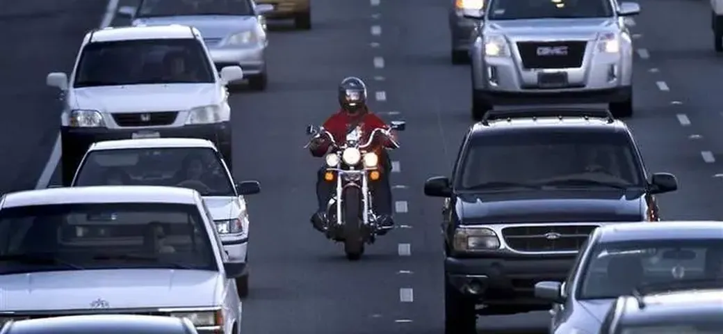 Lane splitting e lane filtering: dal 1° luglio 2025 cambiano le regole in Minnesota