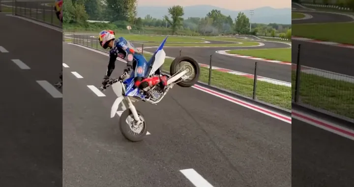 Superbike, Toprak Razgatlıoğlu: stoppie e impennate in sella ad una Yamaha YZ450F SM