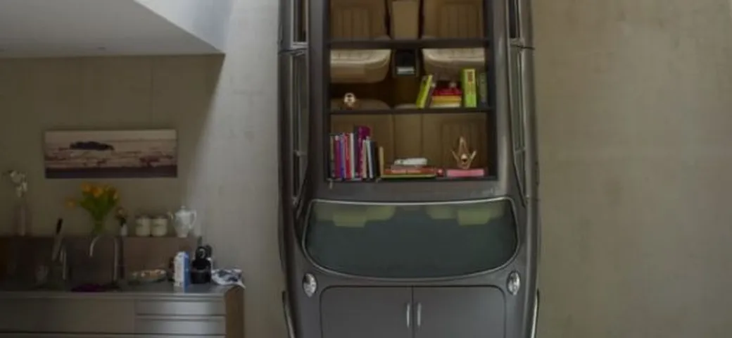 Curiosità: una Jaguar XJ III serie utilizzata come... libreria!