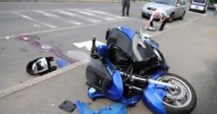 Scooterista speronato e ucciso dopo una lite al semaforo