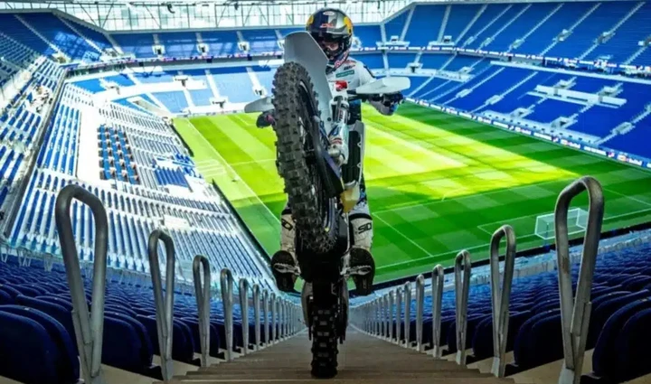 Billy Bolt porta l’enduro dentro lo stadio dell’Everton: la sfida con Pickford
