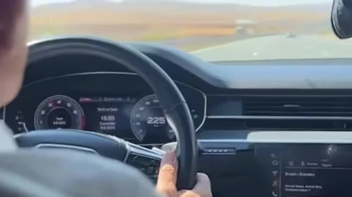 Ministro dei Trasporti turco si riprende a 225 km/h: multa salata