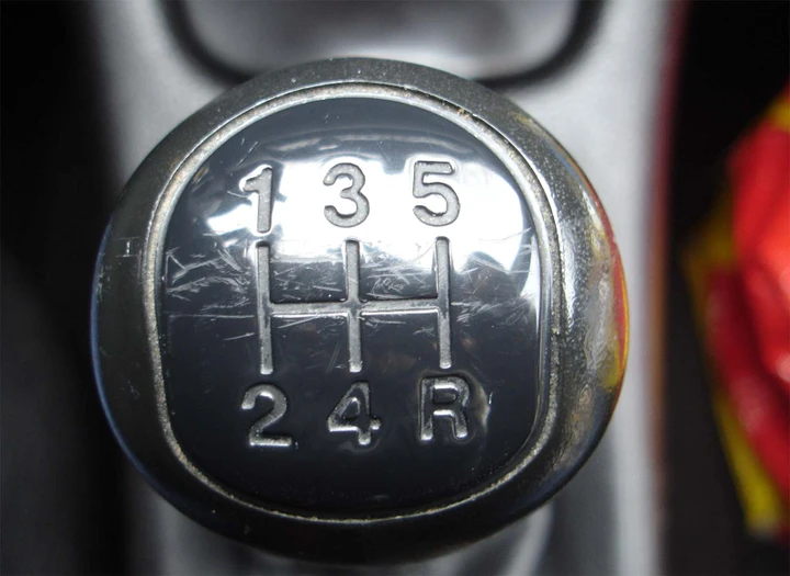 Furti auto: ladri beffati dal cambio manuale