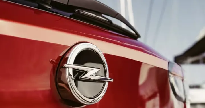 Opel rinuncia al 100% elettrico, avanti con le termiche anche dopo il 2028