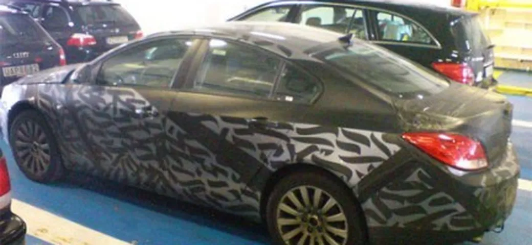 Saab 9-3: primissima foto spia del muletto camuffato da Opel Insignia